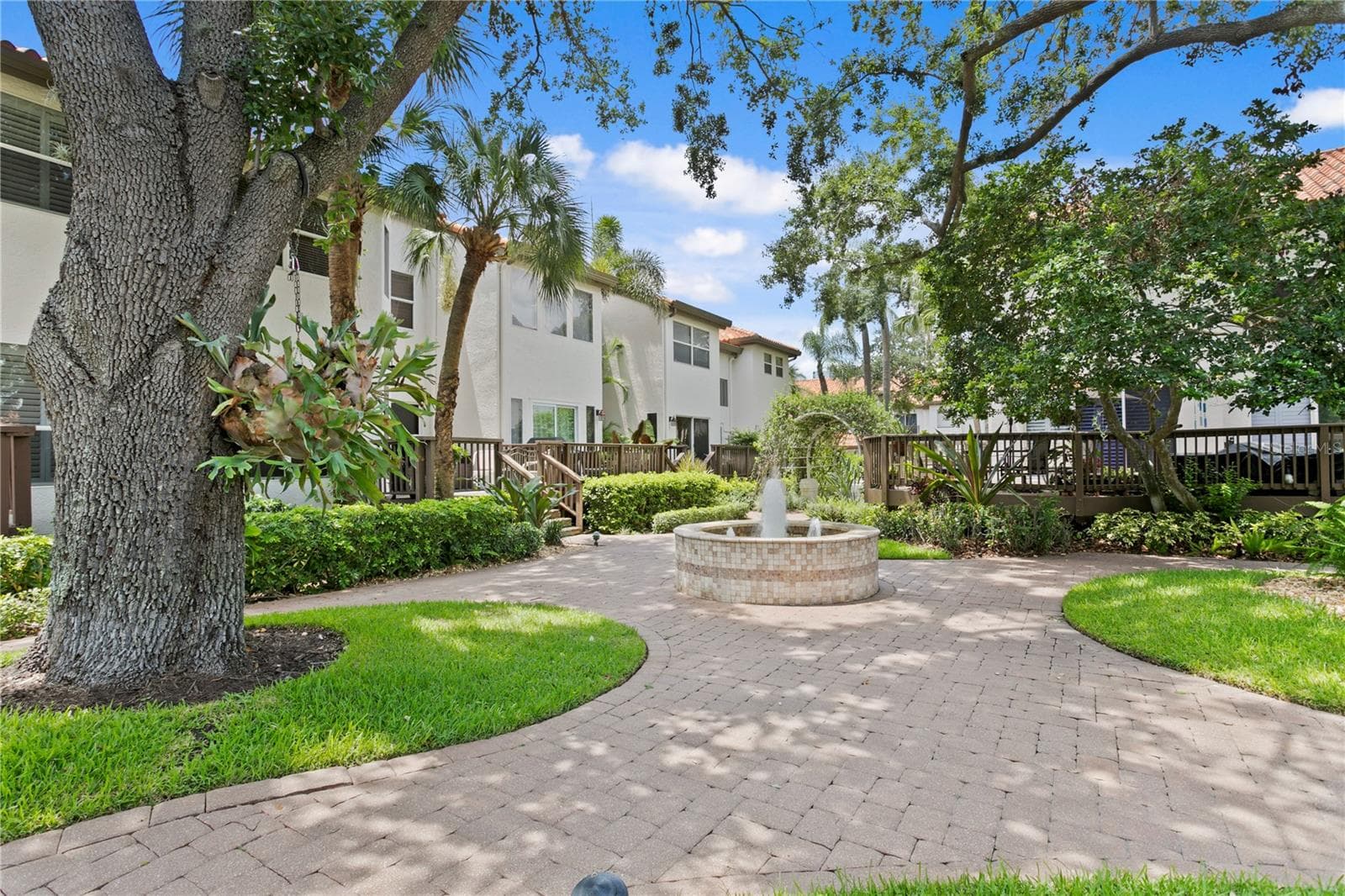 Brick pavers add charm and continuity throughout the community, lining the central courtyard as well as each driveway and front walkway. - 1116 SHIPWATCH CIR, TAMPA