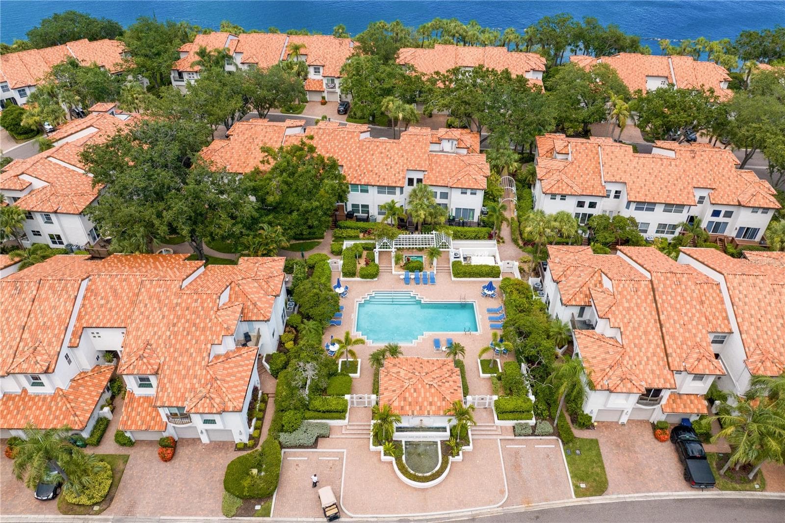 A peaceful pocket on Harbour Island with the energy of Downtown Tampa just beyond the gate - quiet living with the city at your doorstep. - 1116 SHIPWATCH CIR, TAMPA