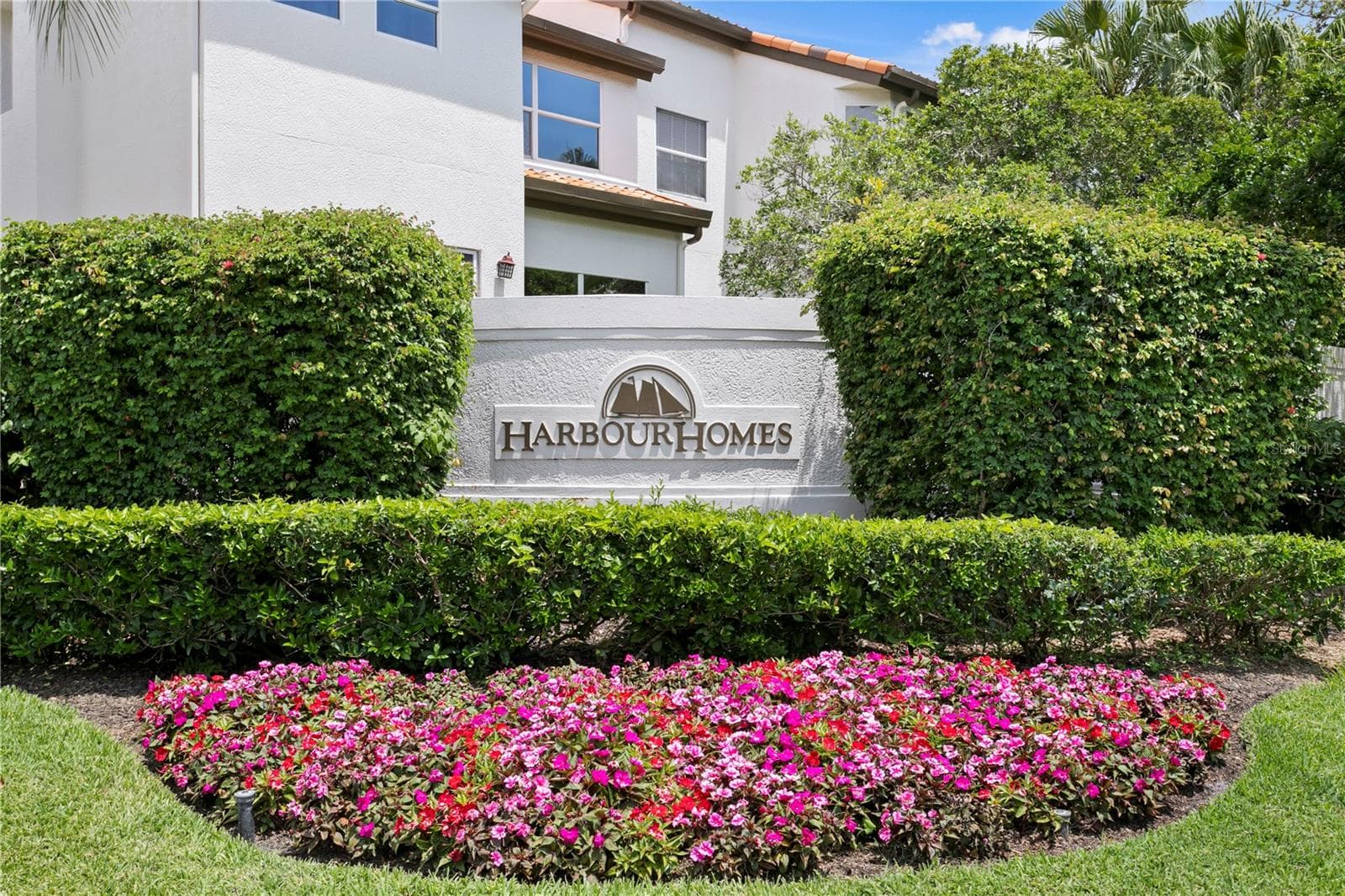 A beautiful entrance to the neighborhood. - 1116 SHIPWATCH CIR, TAMPA