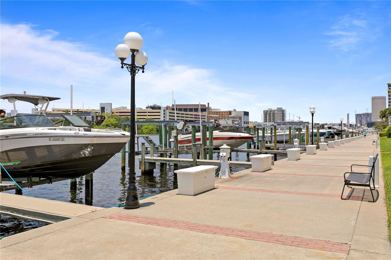 The Harbour Island Marina is close by and as a Harbour Homes resident, you can enjoy this beautiful view! Another benefit to owning in Harbour Homes is that you are able to purchase a boat slip (if available) in this private marina. - 1116 SHIPWATCH CIR, TAMPA