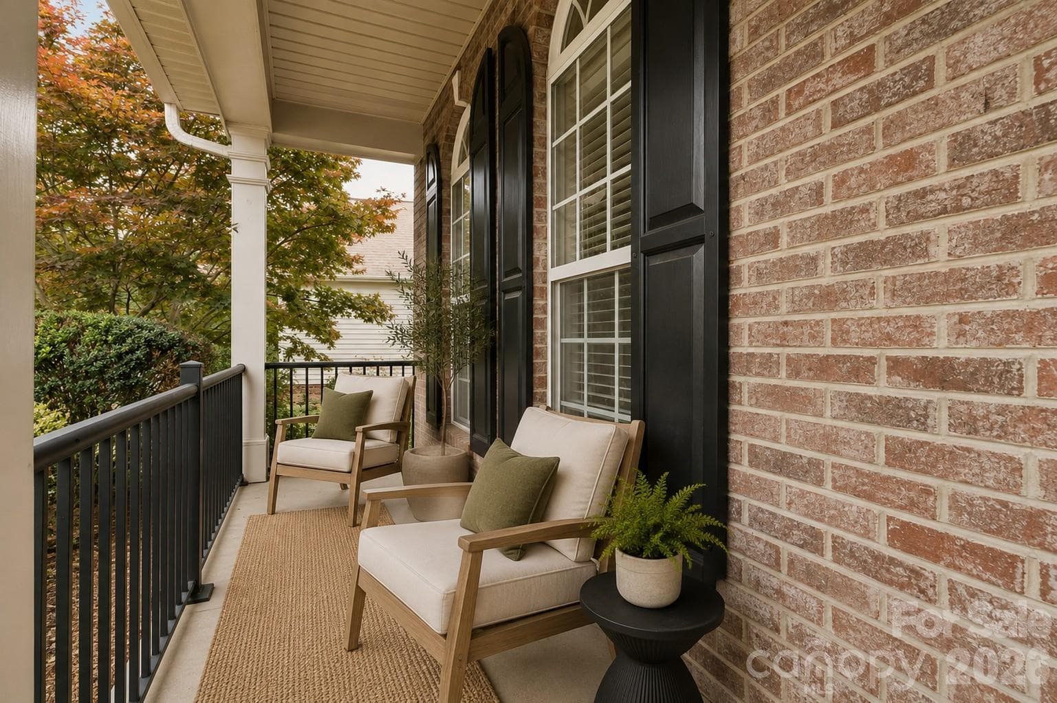 FRONT PORCH - Monroe