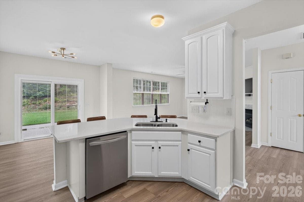 Single Family Residence at 8100 Laurel Run Drive, Charlotte, photo 9 of 38