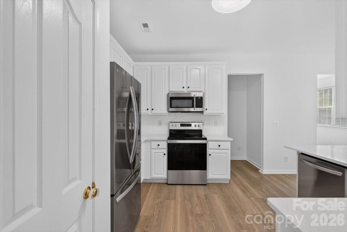 Single Family Residence at 8100 Laurel Run Drive, Charlotte, photo 11 of 38