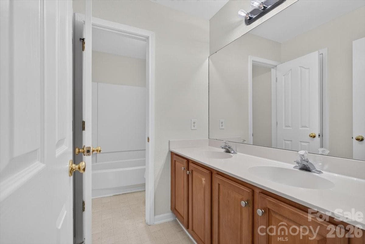 Single Family Residence at 8100 Laurel Run Drive, Charlotte, photo 24 of 38