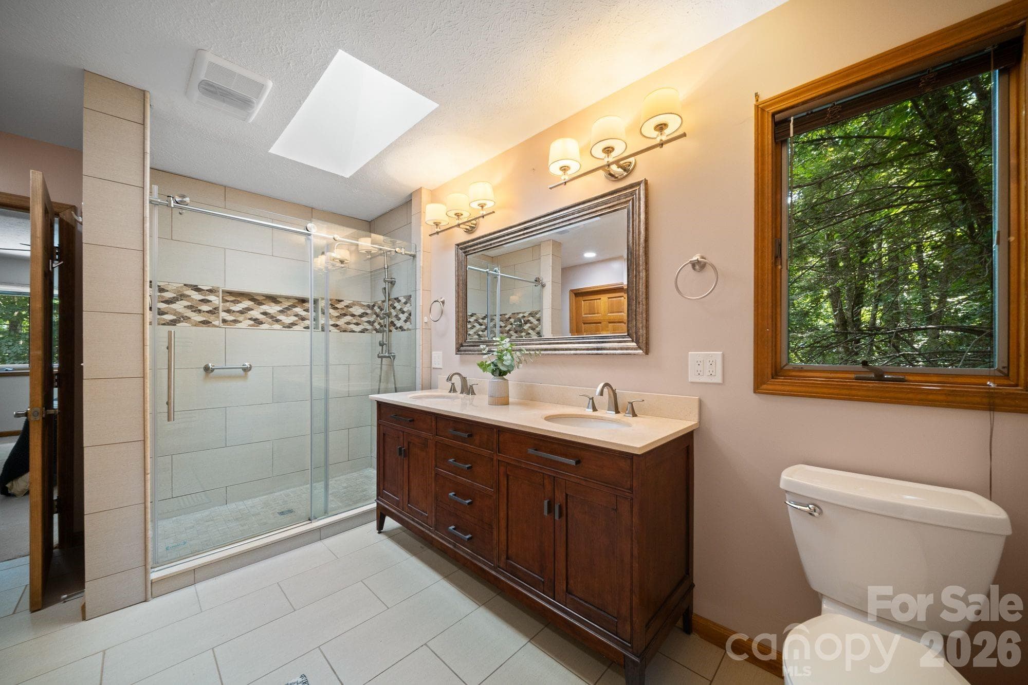 Main floor primary bath - 1105 High Vista Drive, Mills River
