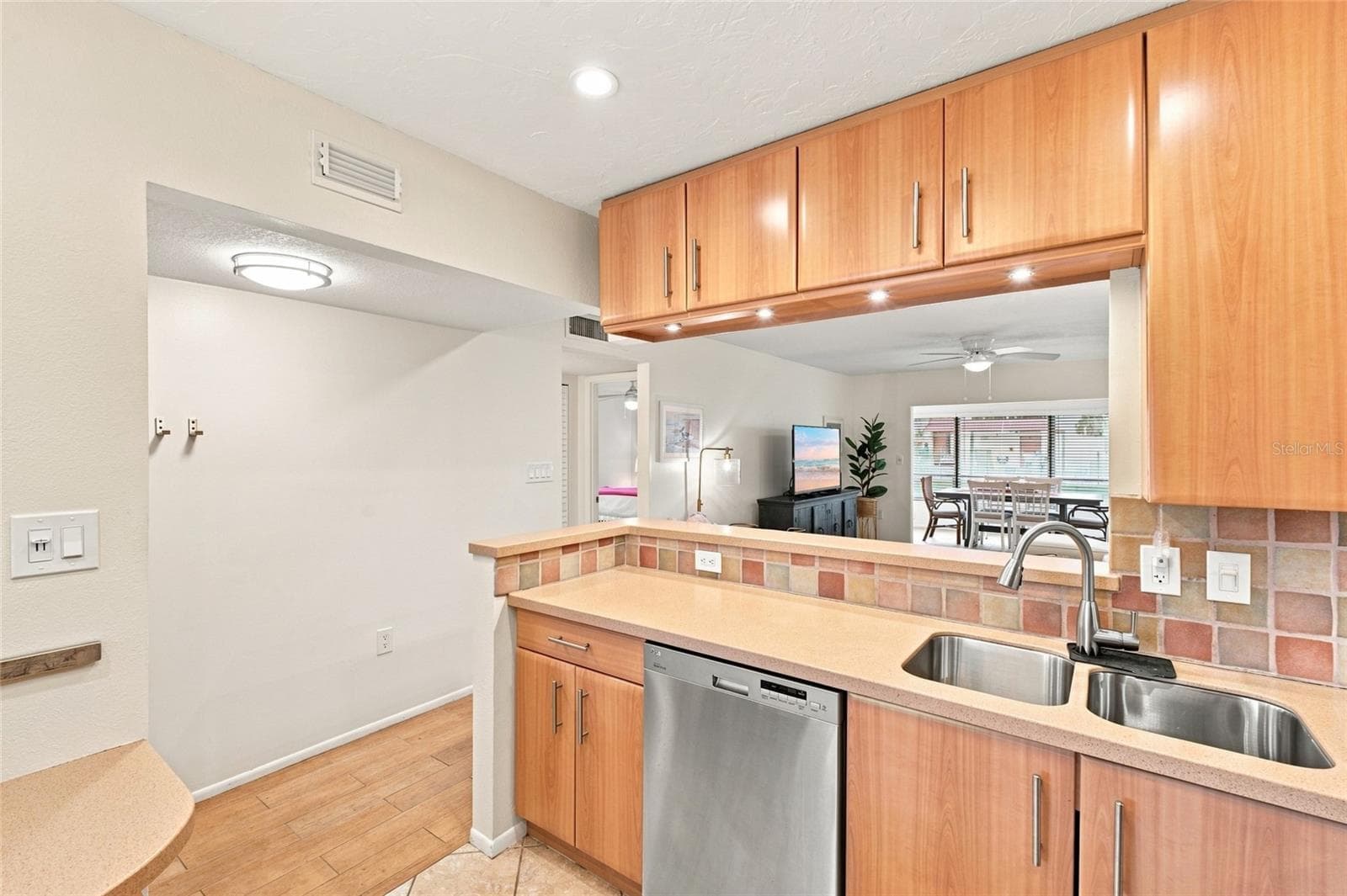 Condominium at 3868 CATALINA DR, BRADENTON, photo 6 of 30