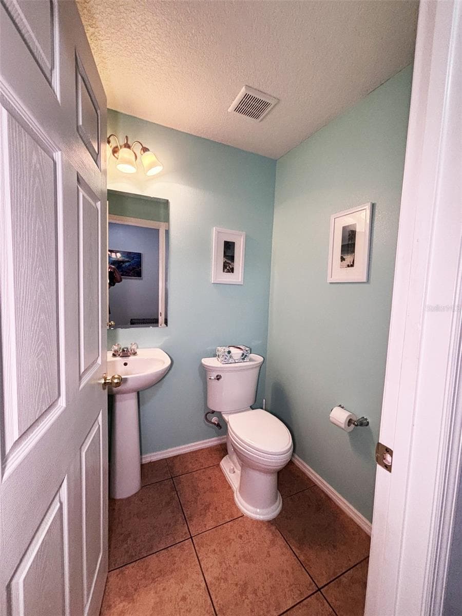 Half bath - 552 AEOLIAN DR, NEW SMYRNA BEACH