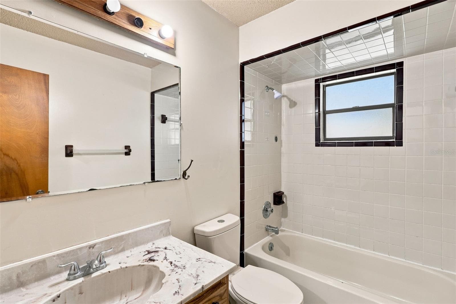 Guest bathroom - 226 COUNCIL BLUFFS DR, DELTONA