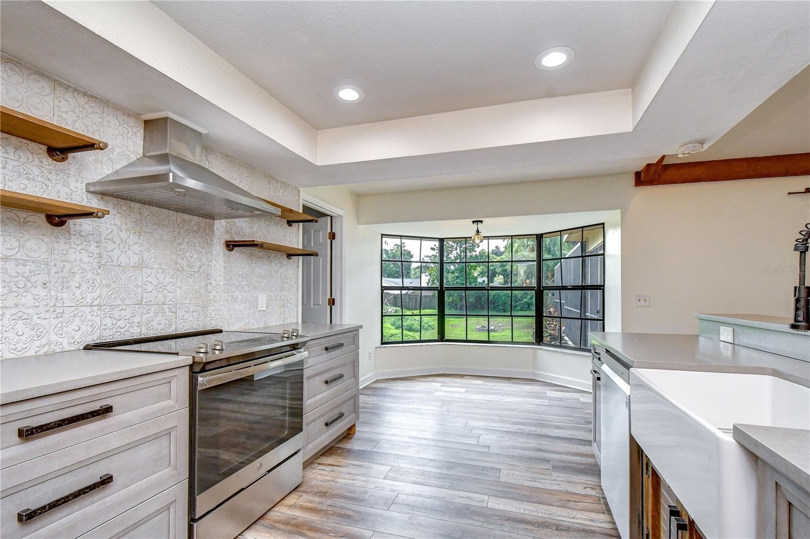 Bright casual dining area surrounded by charming bay windows - 1101 OAKRIDGE MANOR DR, BRANDON