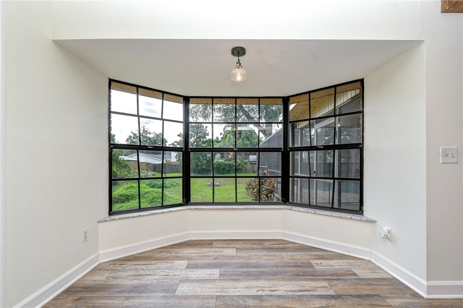 Offer peaceful backyard views and fill the breakfast nook with natural light - 1101 OAKRIDGE MANOR DR, BRANDON