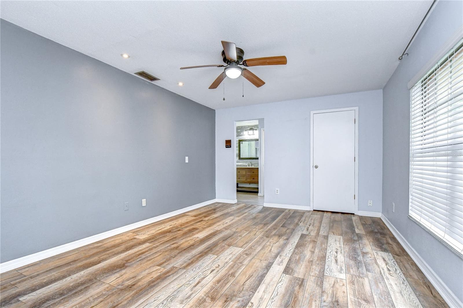 Secluded owner's retreat offering privacy and comfortable living space - 1101 OAKRIDGE MANOR DR, BRANDON
