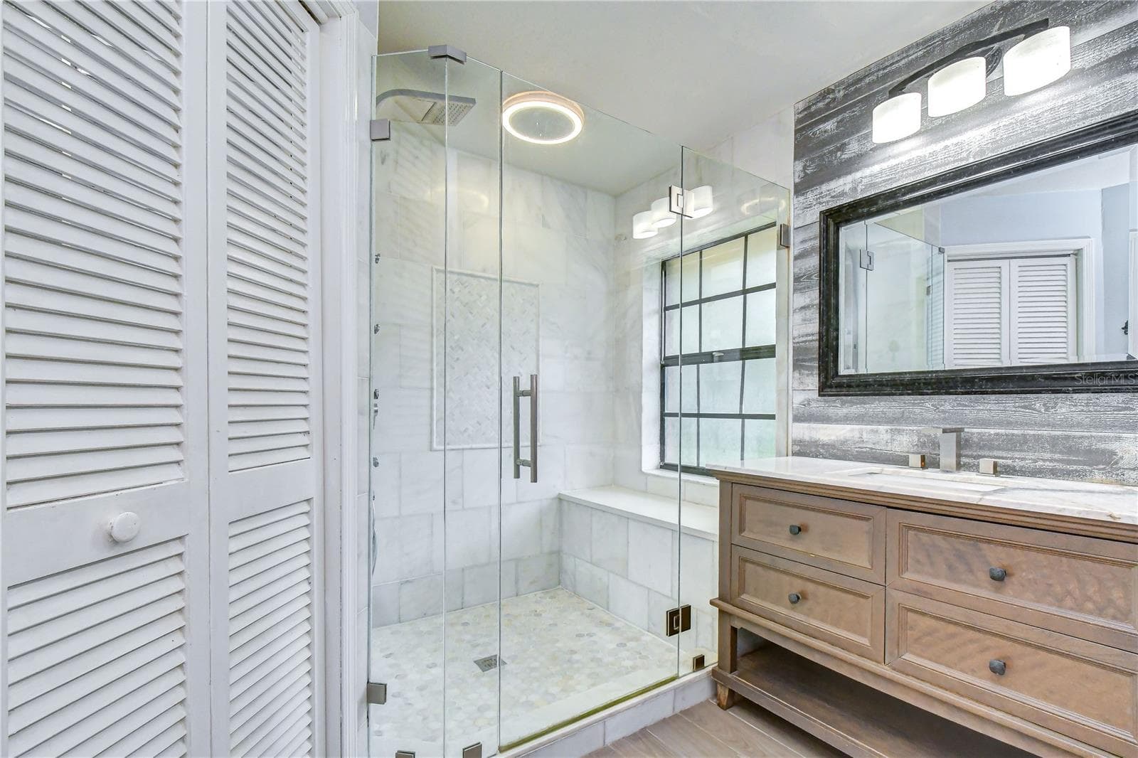 Updated finishes create a clean and sophisticated retreat - 1101 OAKRIDGE MANOR DR, BRANDON