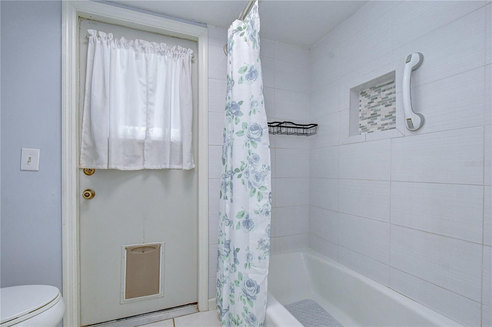 Guest Bathroom - 1101 OAKRIDGE MANOR DR, BRANDON