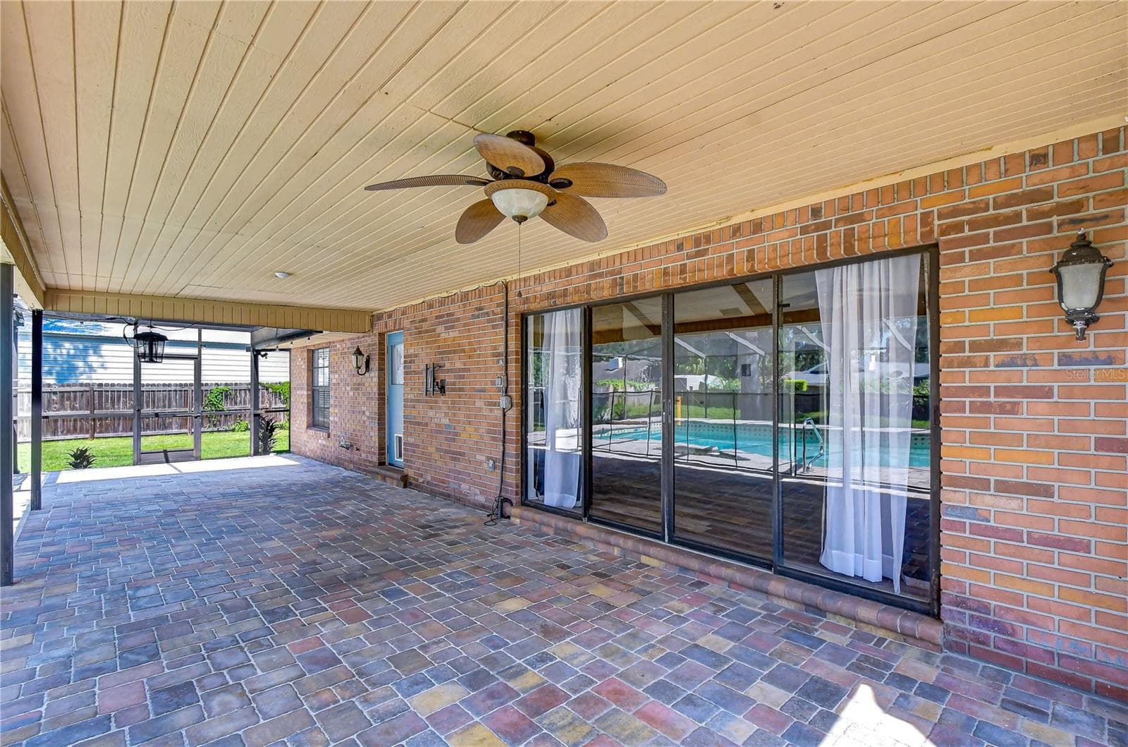 Shaded area ideal for relaxing, dining, and entertaining - 1101 OAKRIDGE MANOR DR, BRANDON