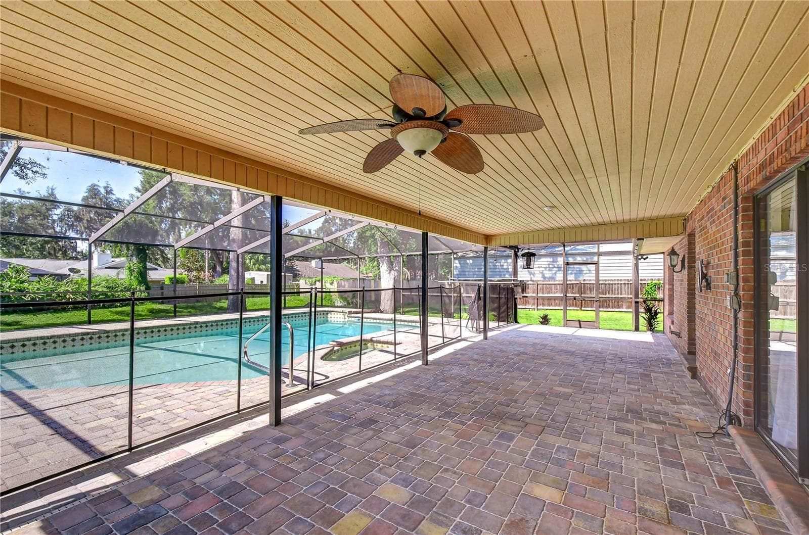 Pavered lanai and pool area provide an attractive entertaining space - 1101 OAKRIDGE MANOR DR, BRANDON