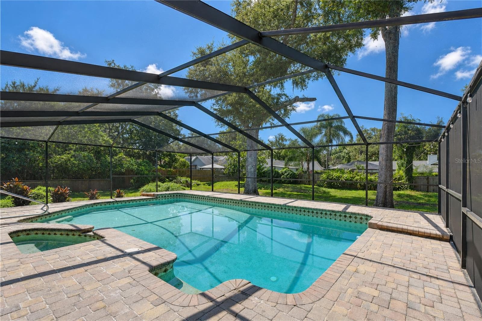 Spacious covered and screened outdoor living area overlooking the pool - 1101 OAKRIDGE MANOR DR, BRANDON