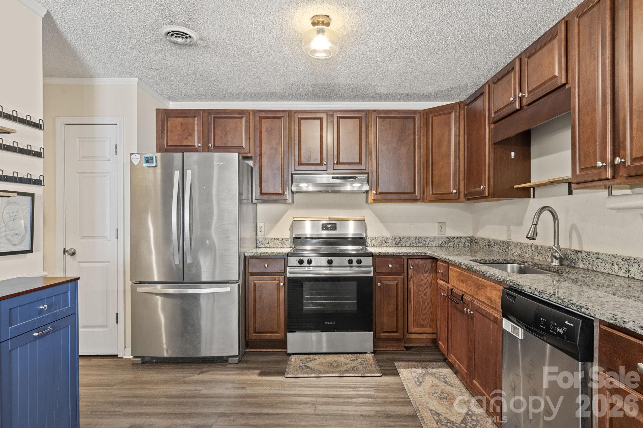 Kitchen with beautiful granite countertops - 1820 Bridgewood Drive, Lancaster