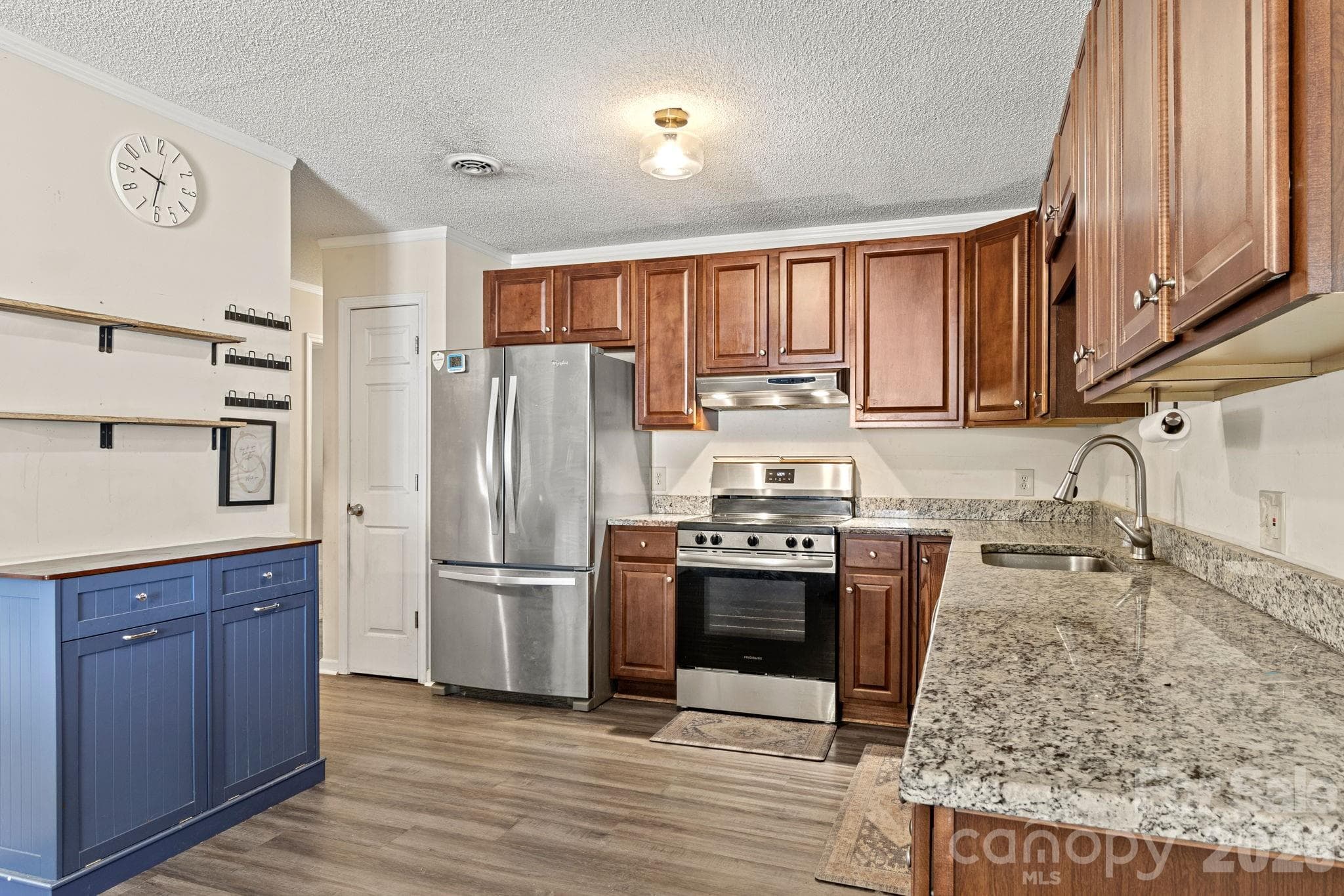 Kitchen with stainless steel appliances including a new oven/stove - 1820 Bridgewood Drive, Lancaster