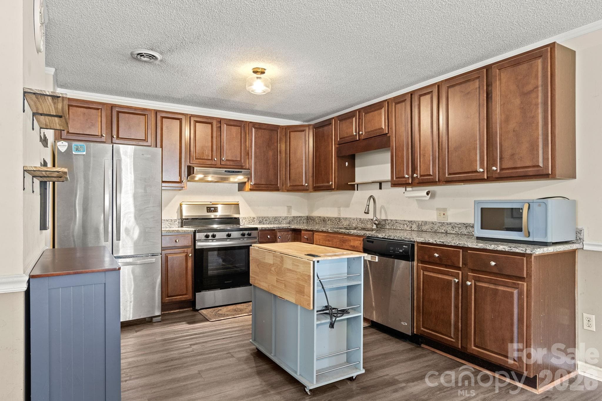 New Kitchen cabinets and beautiful carefree flooring - 1820 Bridgewood Drive, Lancaster