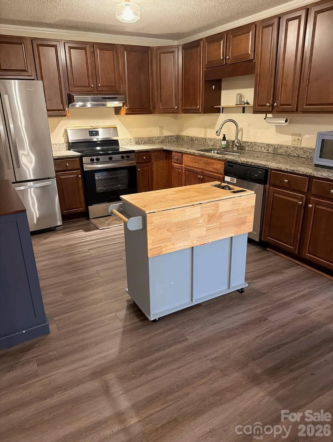 Great kitchen island that can be moved anywhere you want it - 1820 Bridgewood Drive, Lancaster