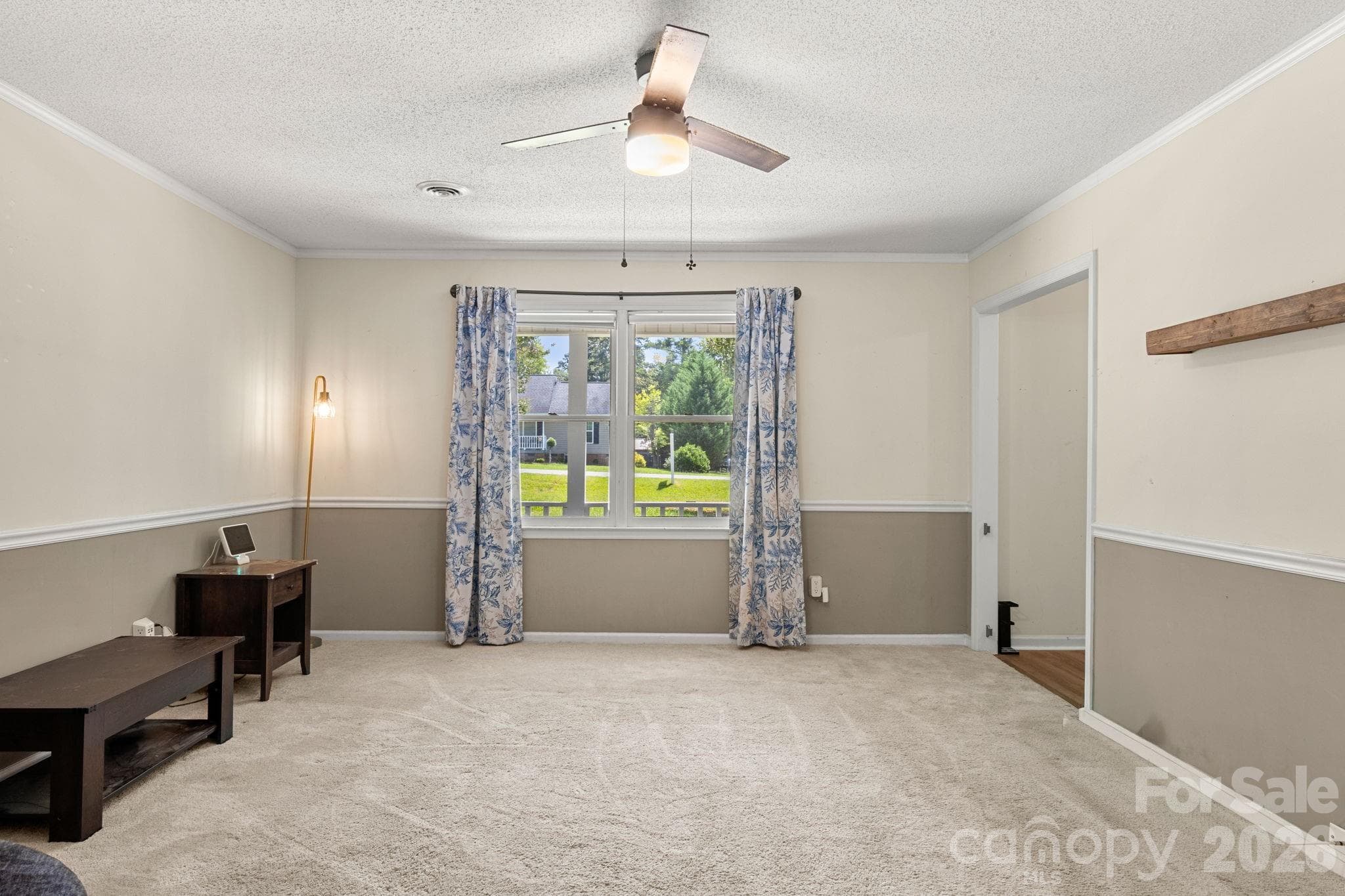 Living room with two tone pain and chair molding - 1820 Bridgewood Drive, Lancaster