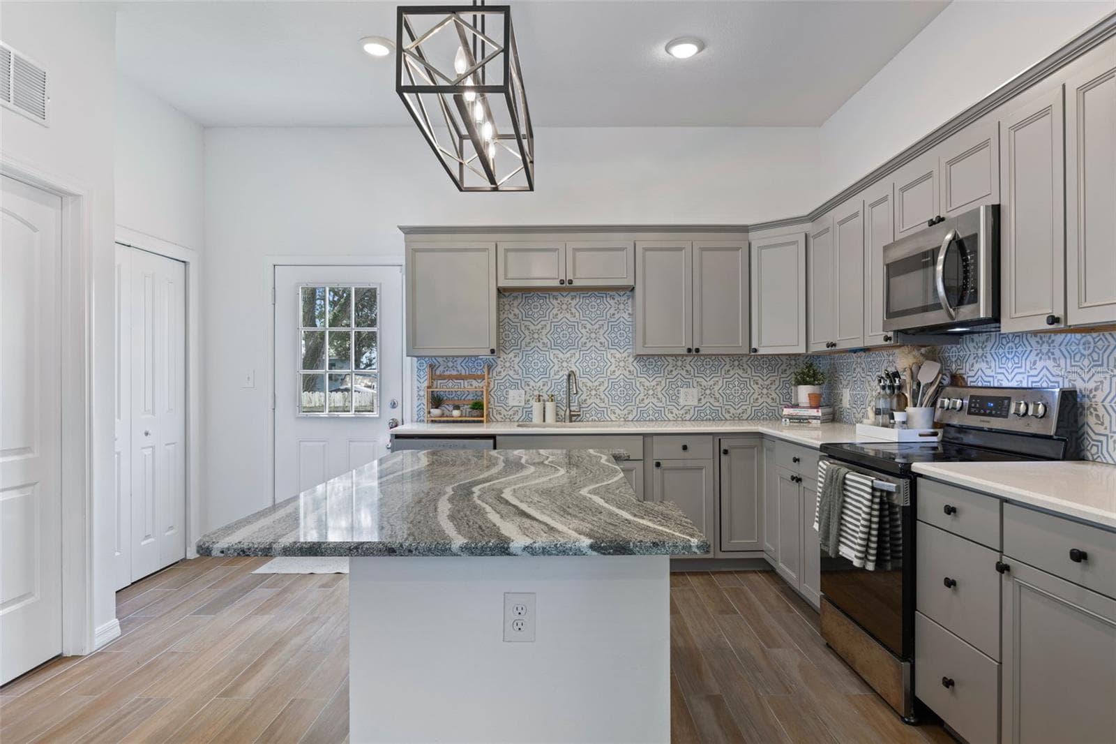 Single Family Residence at 3403 E 10TH AVE, TAMPA, photo 6 of 11