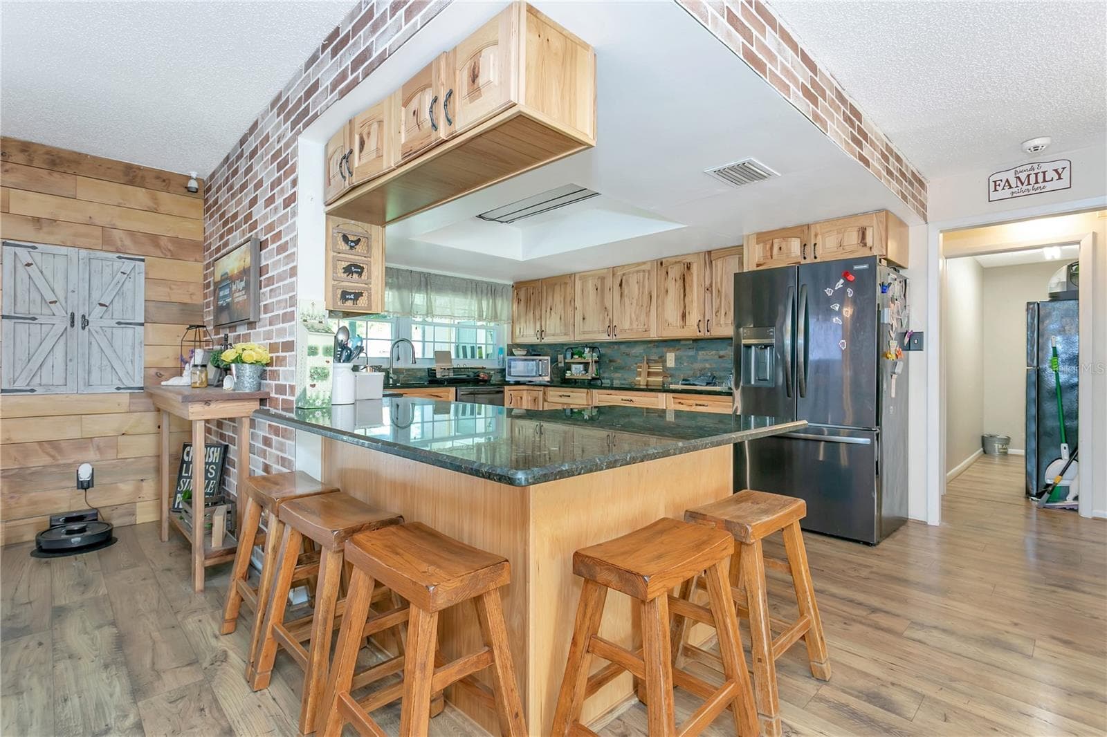 Bar for casual meals - 10710 BILL TUCKER RD, WIMAUMA