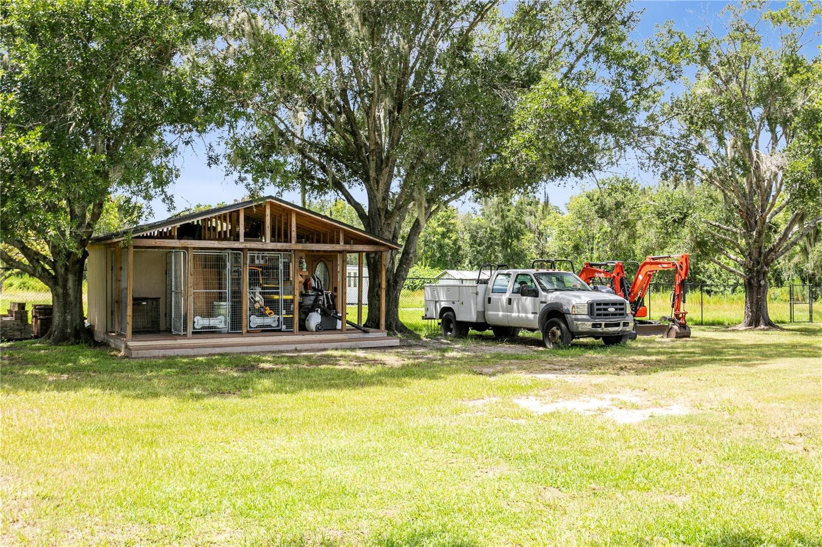 Building in front of home - 10710 BILL TUCKER RD, WIMAUMA