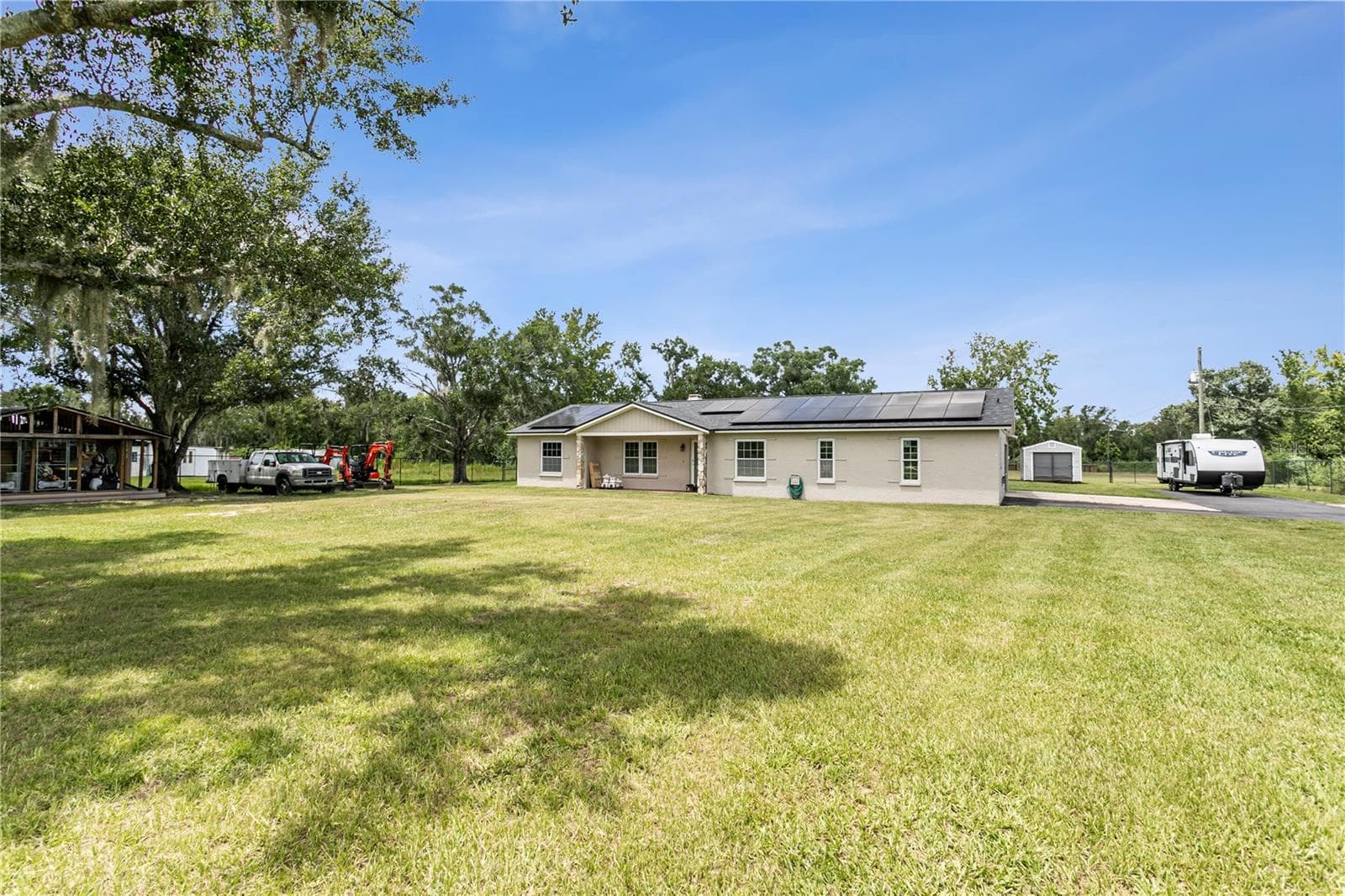 House sits a good distance - 10710 BILL TUCKER RD, WIMAUMA