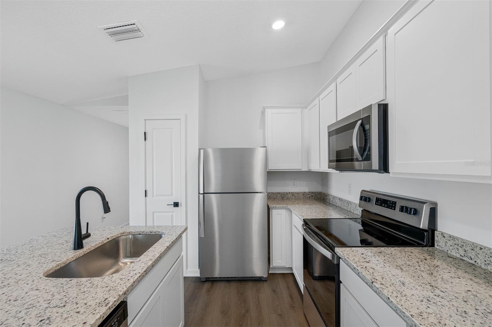 Single Family Residence at 13385 CANYON SWALLOW RD, BROOKSVILLE, photo 3 of 9