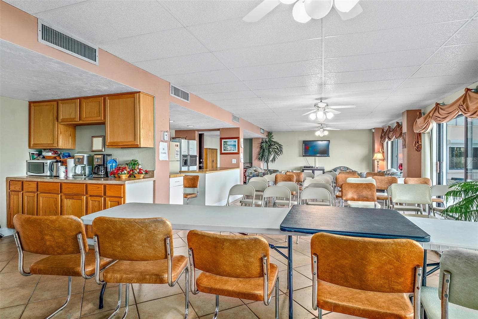 Social Room - 3600 S OCEAN SHORE BLVD #222, FLAGLER BEACH