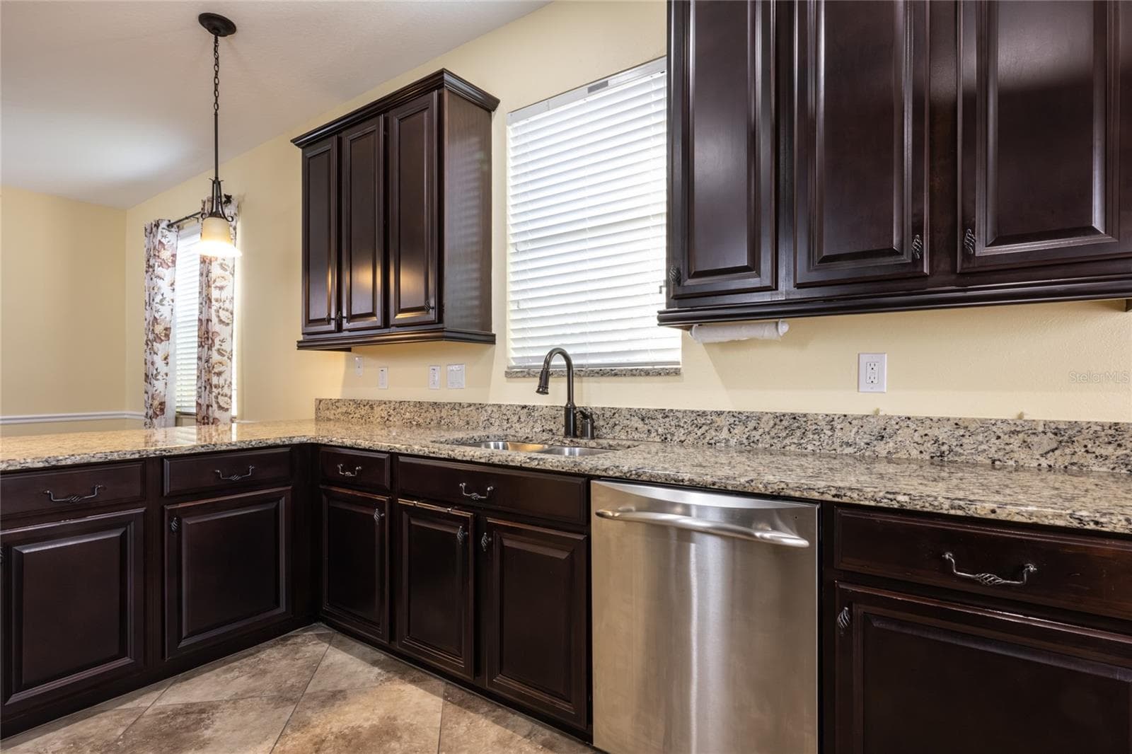 Sink counter - 3650 LIMESTONE ST, CLERMONT