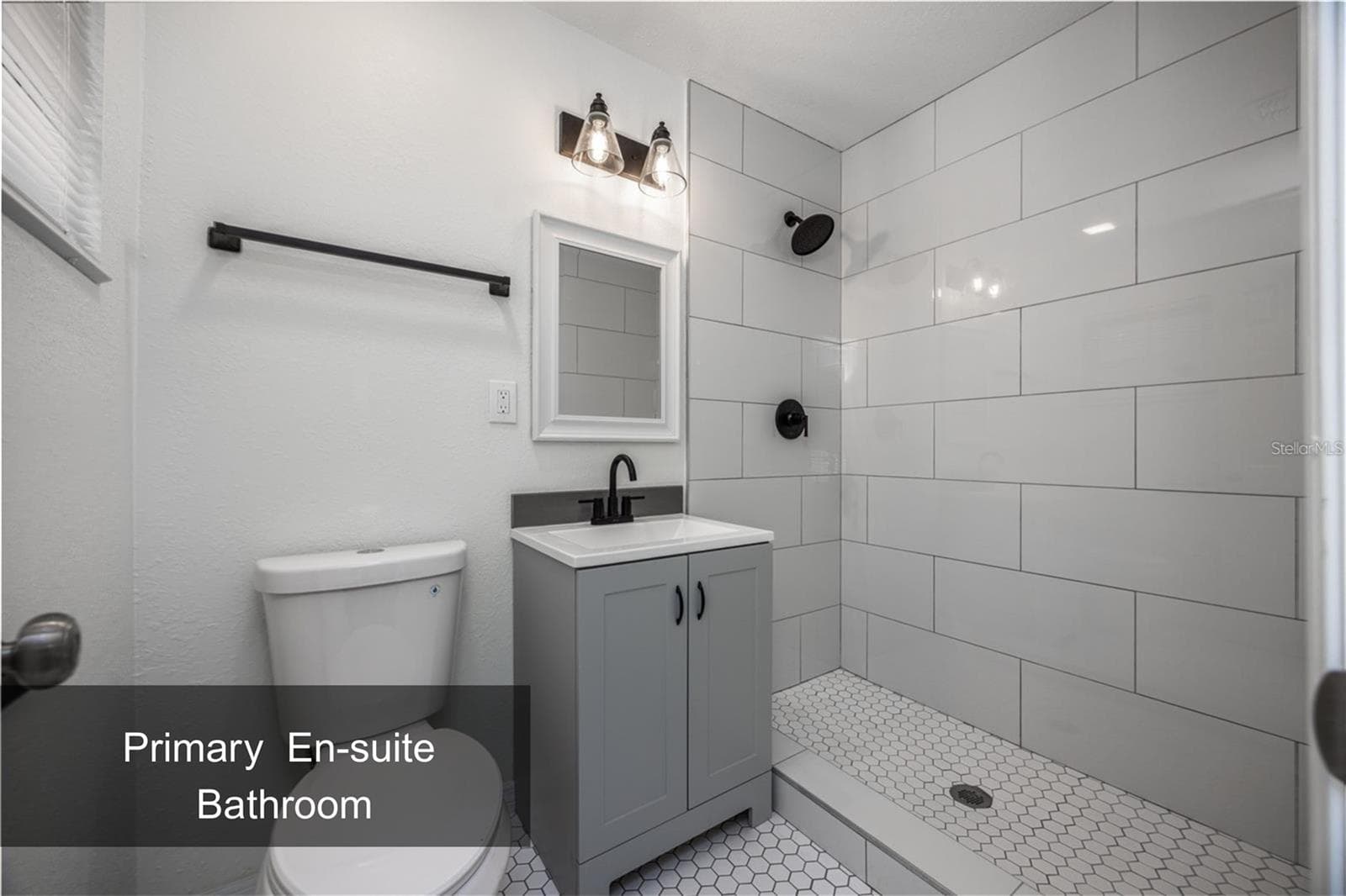 Primary En-suite Bathroom - 640 NW 36TH TER, GAINESVILLE