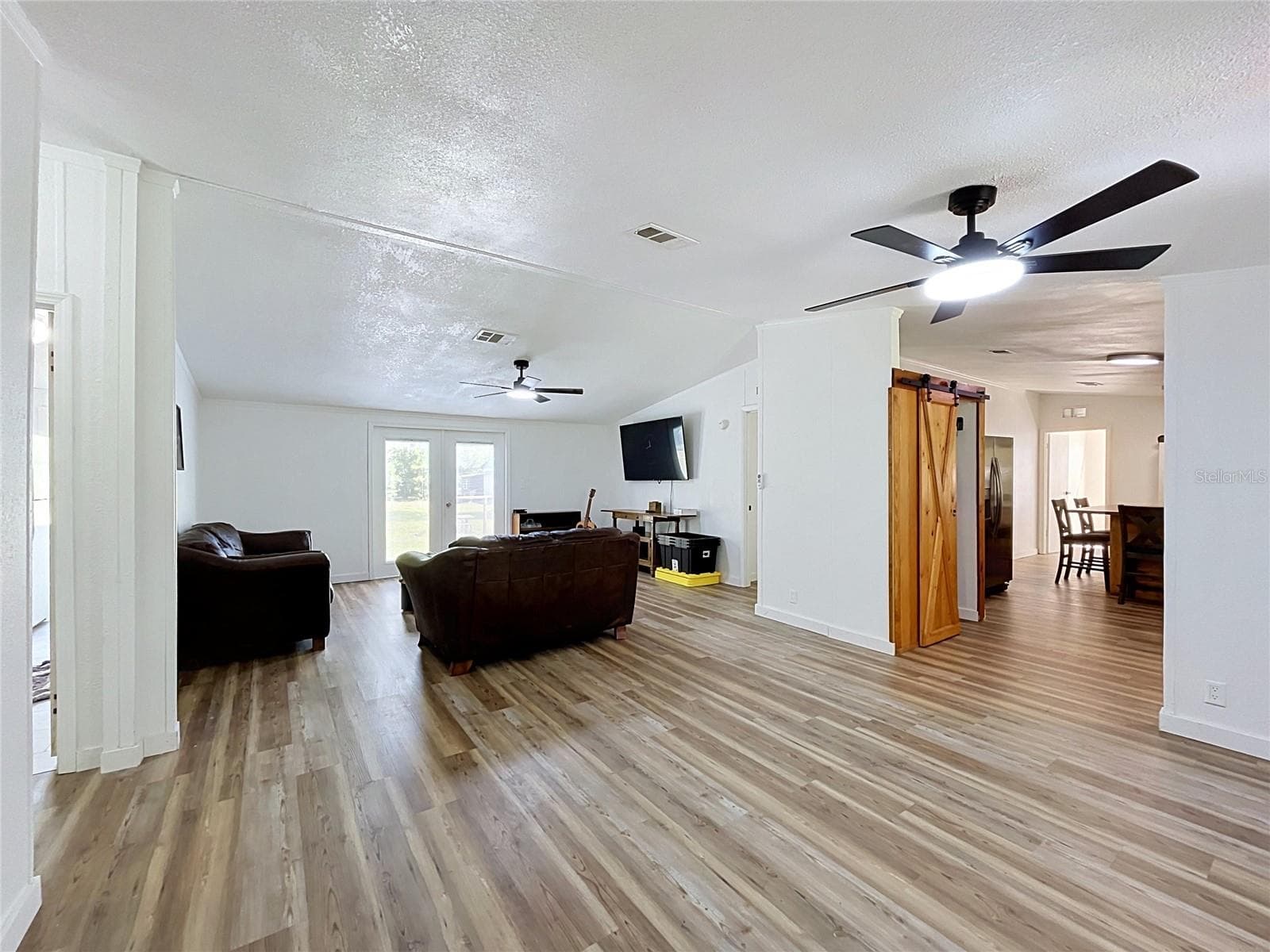 Manufactured Home at 12717 FARMETTES RD, LAKELAND, photo 4 of 33