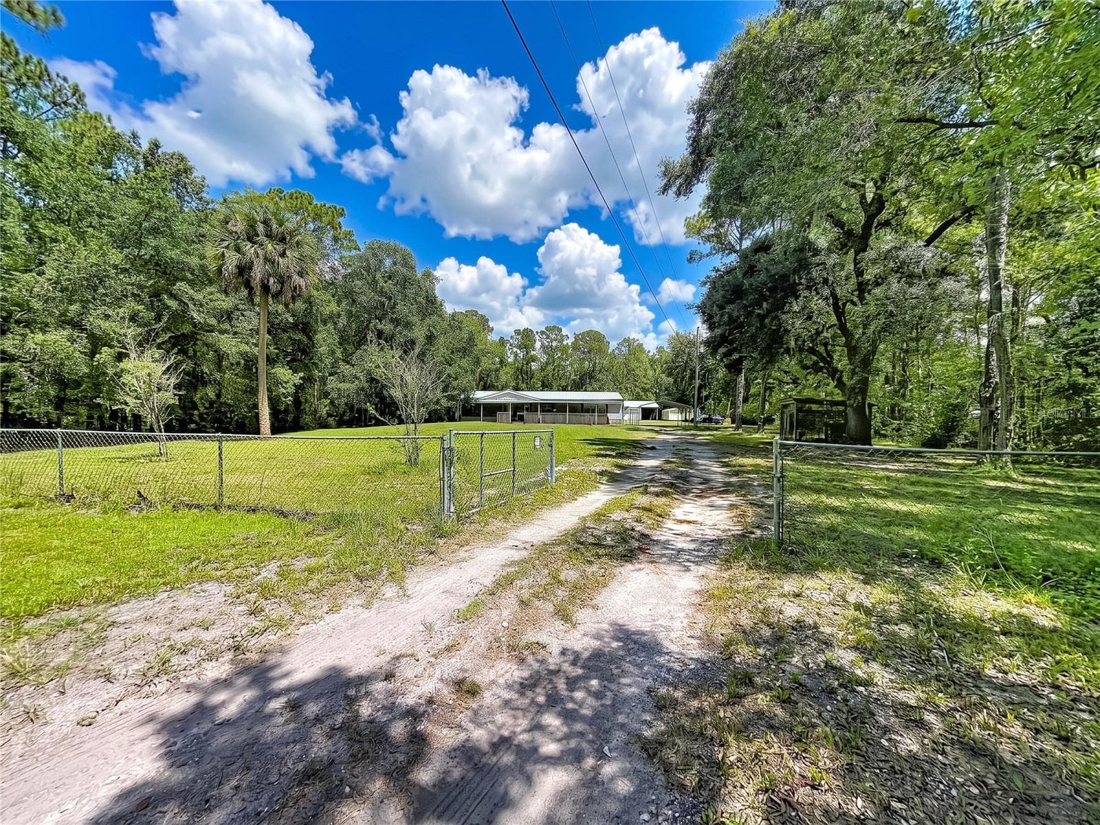 Manufactured Home at 12717 FARMETTES RD, LAKELAND, photo 2 of 33