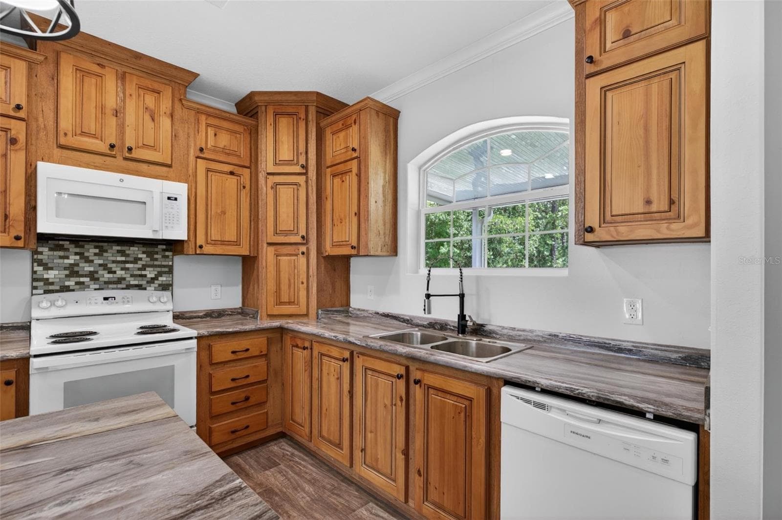 Manufactured Home at 101 TROUT TRL, CRESCENT CITY, photo 9 of 42
