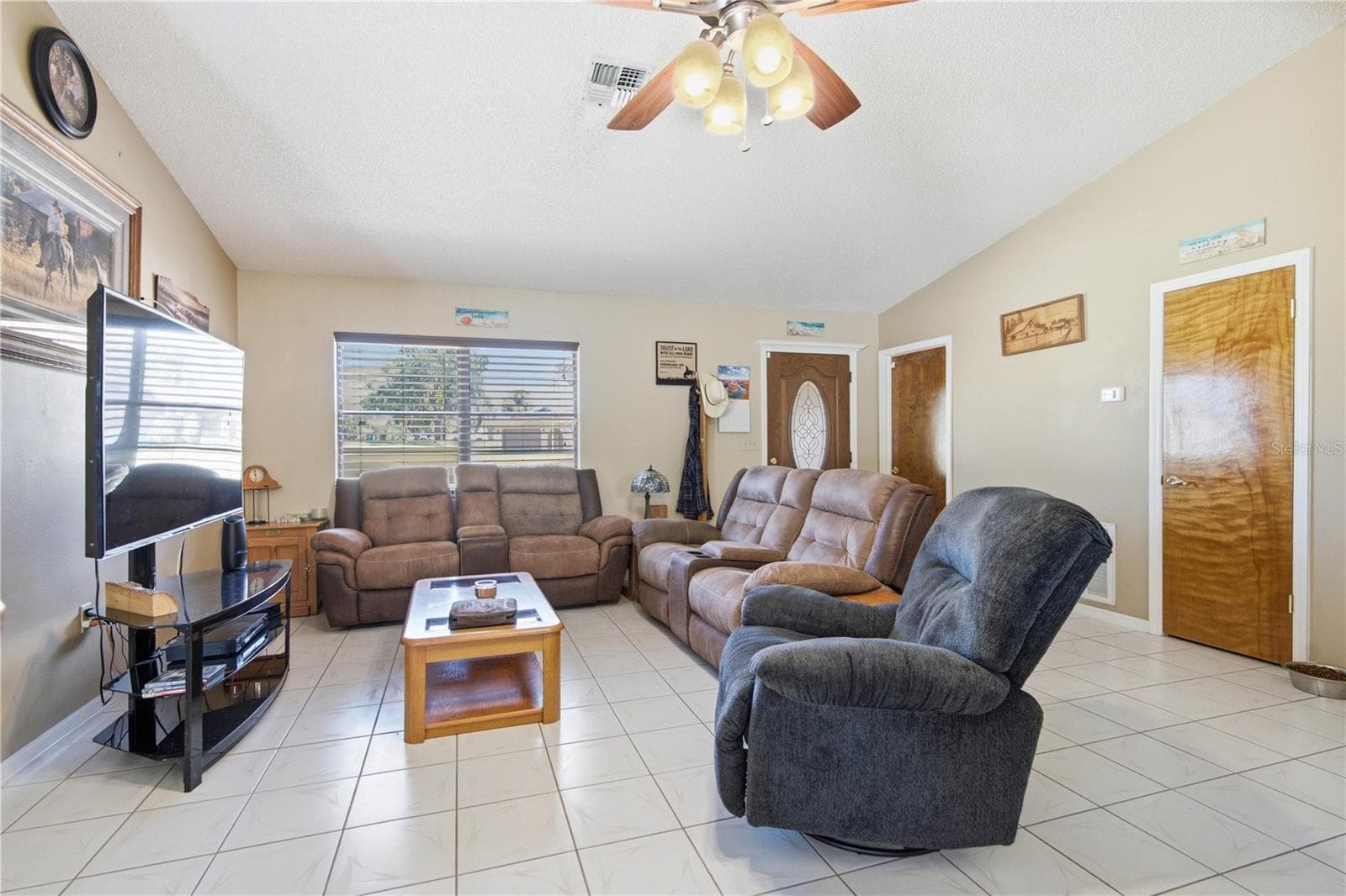 Livingroom - 11423 LINDEN DR, SPRING HILL