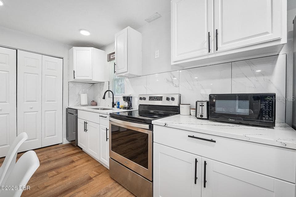Single Family Residence at 419 BURLEIGH AVE, HOLLY HILL, photo 11 of 39