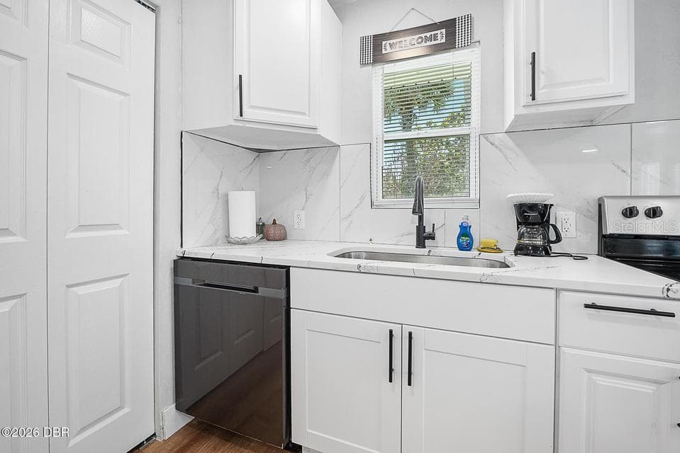 Single Family Residence at 419 BURLEIGH AVE, HOLLY HILL, photo 12 of 39