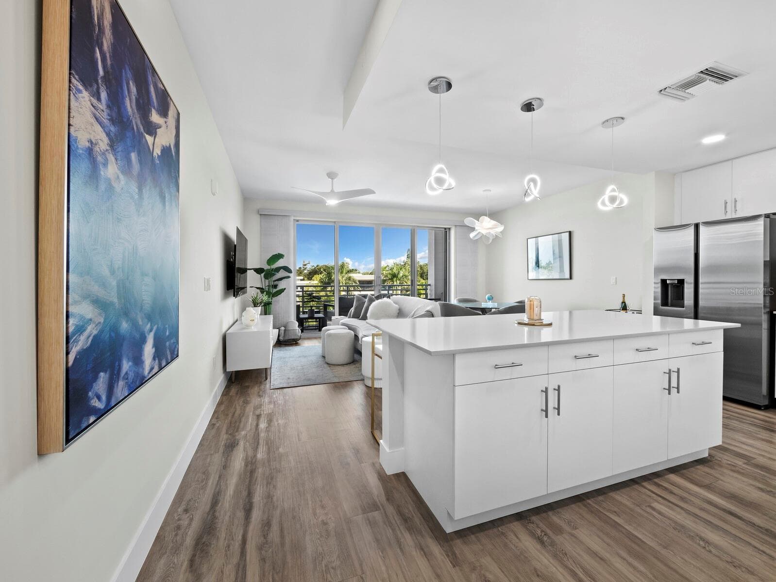 Open concept living is popular for casual entertaining - 1709 N TAMIAMI TRL #418, SARASOTA