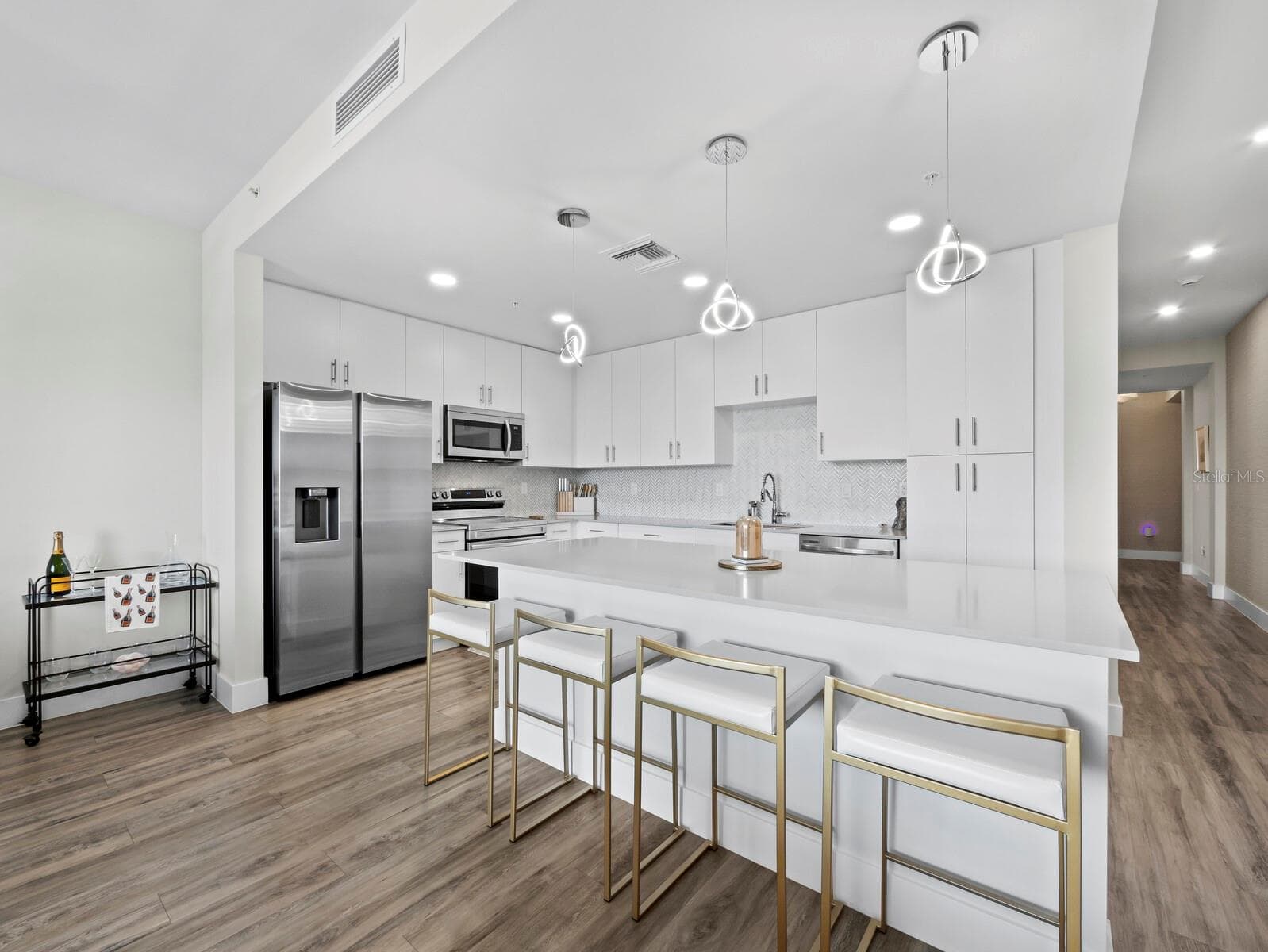 Large kitchen island with quartz counters - 1709 N TAMIAMI TRL #418, SARASOTA