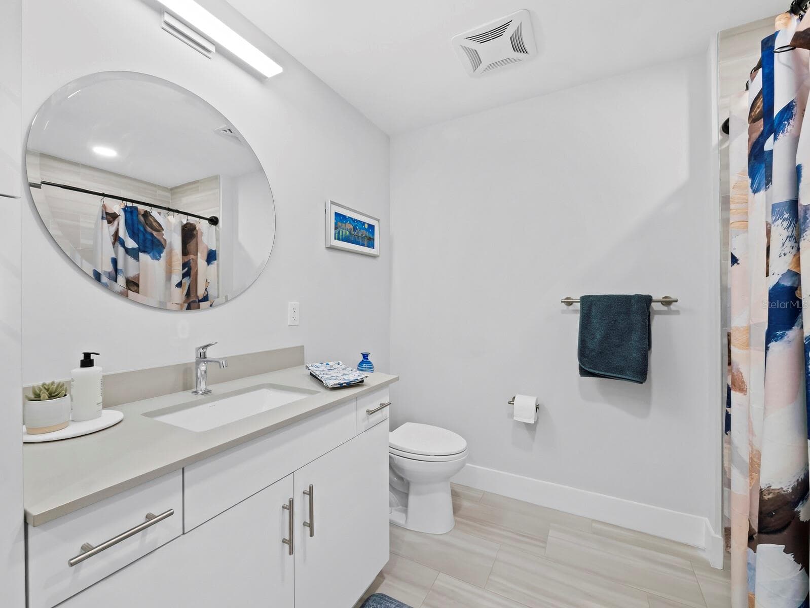 2nd full guest bath with tile floors & upgraded lighting - 1709 N TAMIAMI TRL #418, SARASOTA