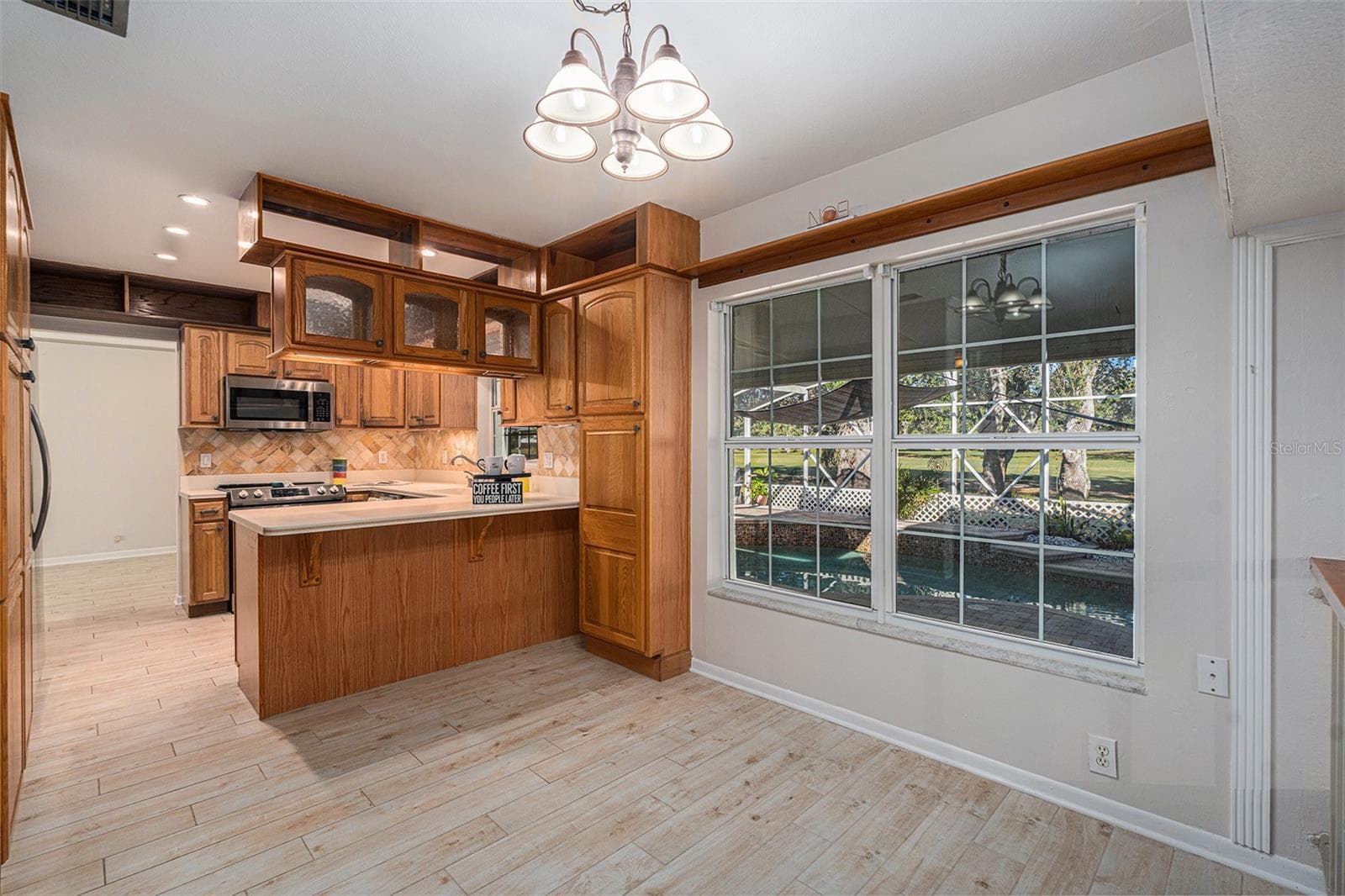 Dining space overlooking kitchen - 4611 LANDSCAPE DR, TAMPA