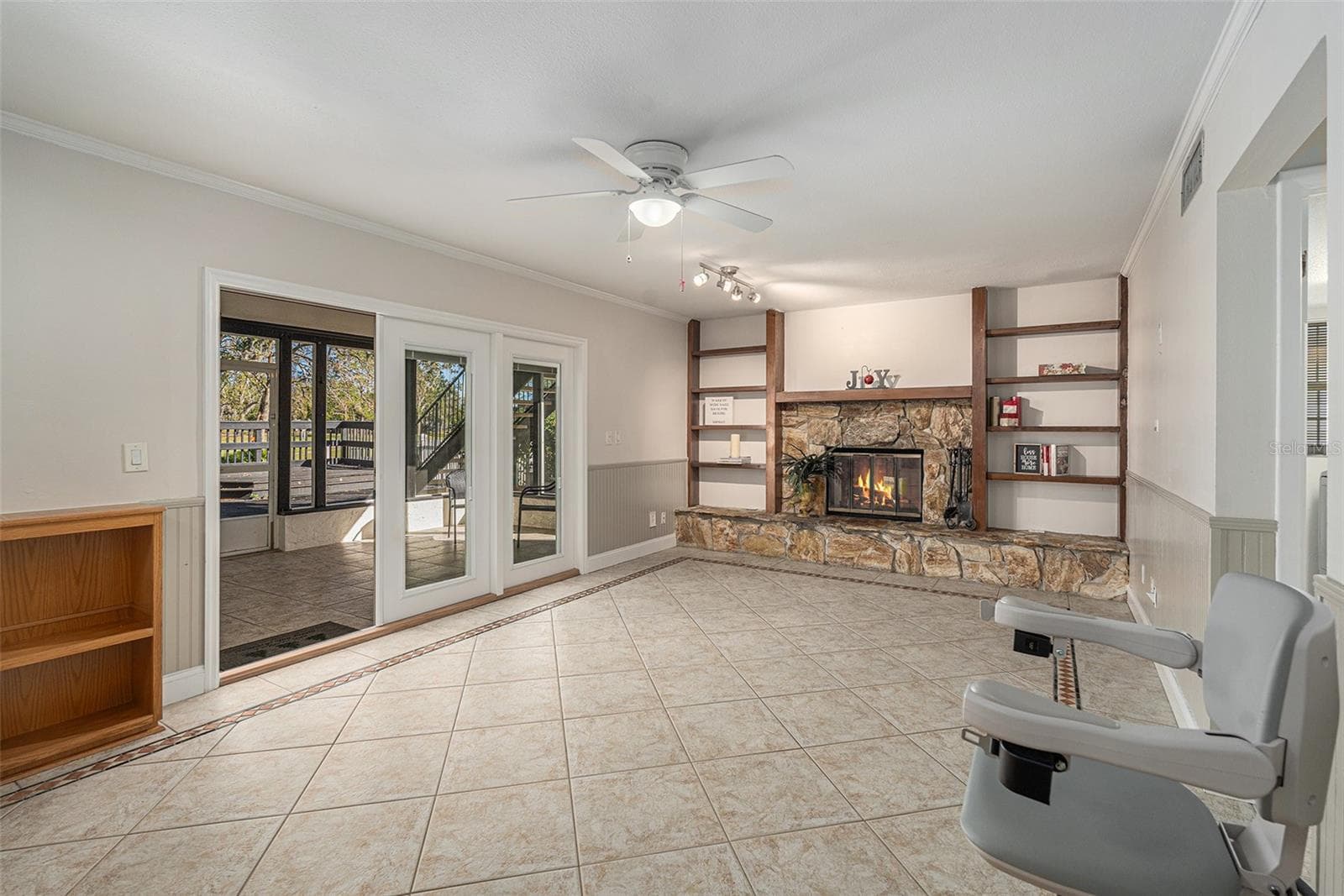 Family room with french doors out to lanai and pool - 4611 LANDSCAPE DR, TAMPA