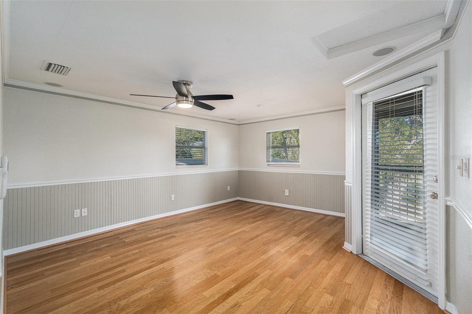 Primary bedroom with screened balcony - 4611 LANDSCAPE DR, TAMPA