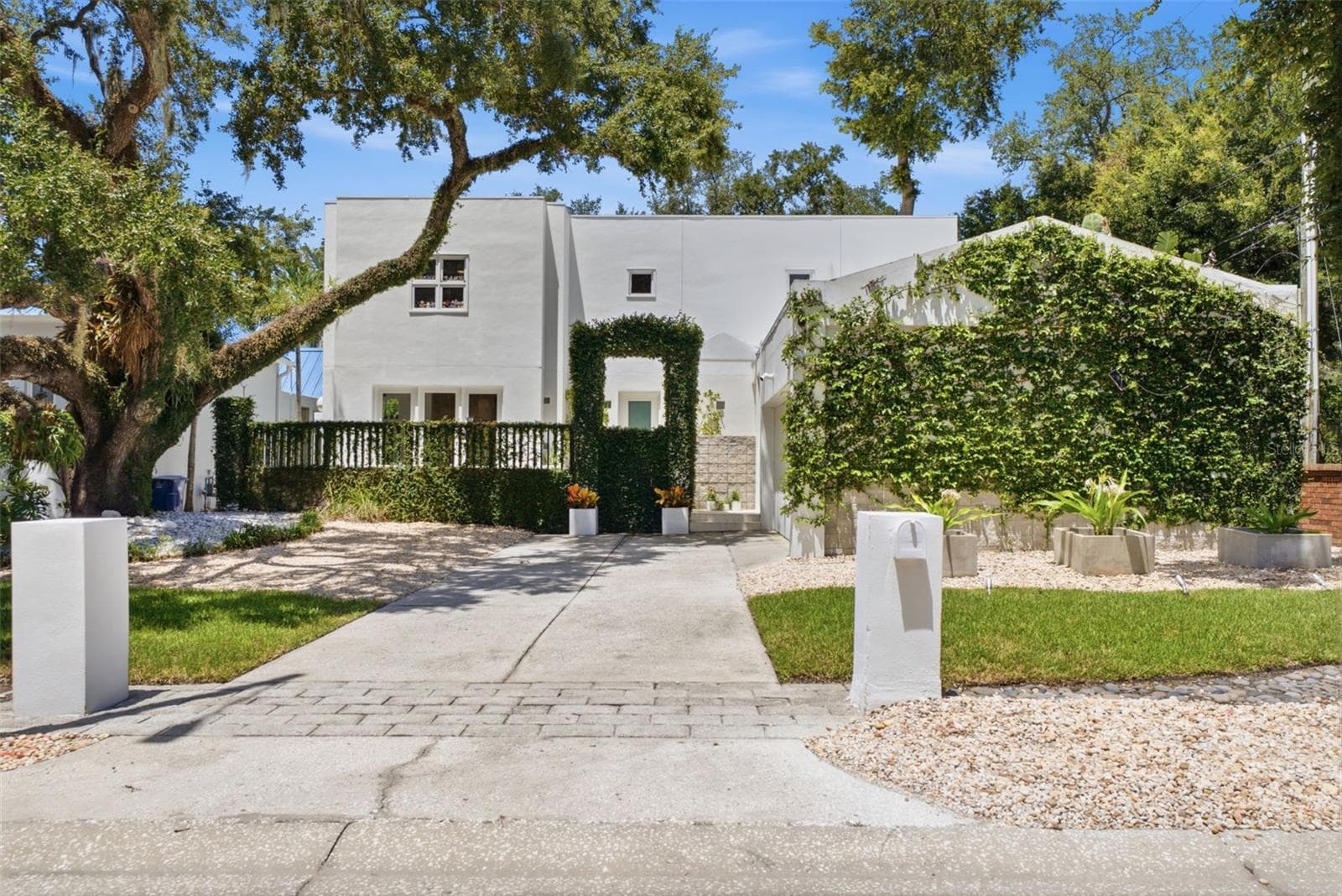 Impressive entrance - 2701 CHAMBRAY LN, TAMPA