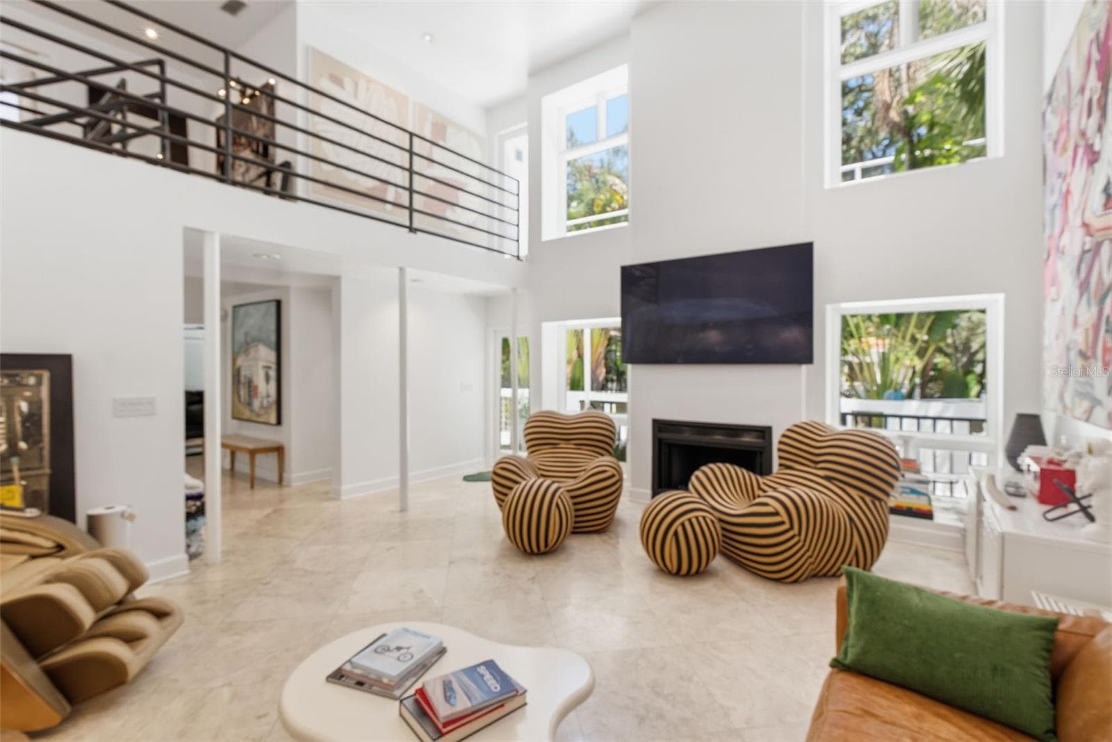 Two story 24'ceiling space with fireplace - 2701 CHAMBRAY LN, TAMPA