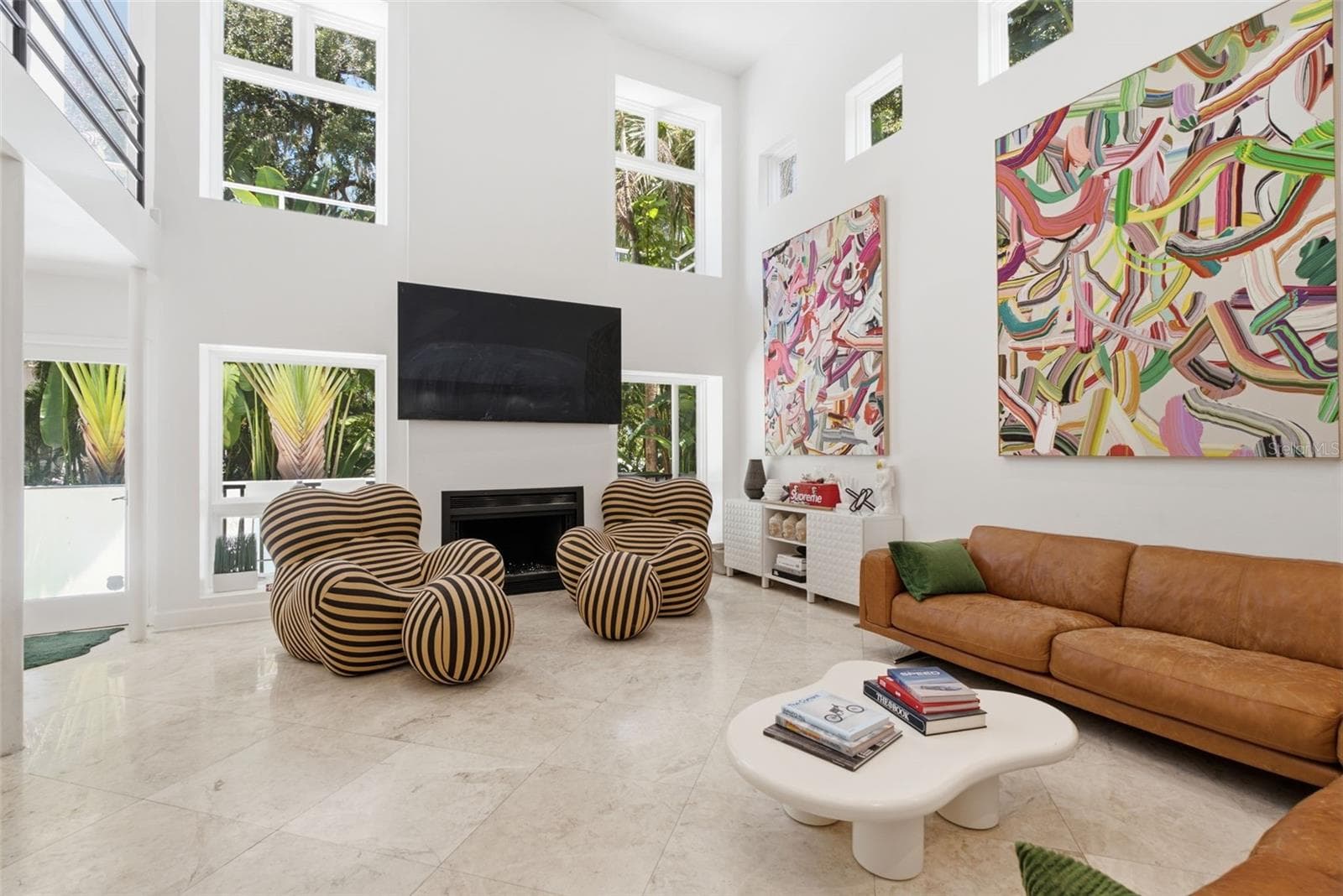 Living area leads to rear porch and pool - 2701 CHAMBRAY LN, TAMPA