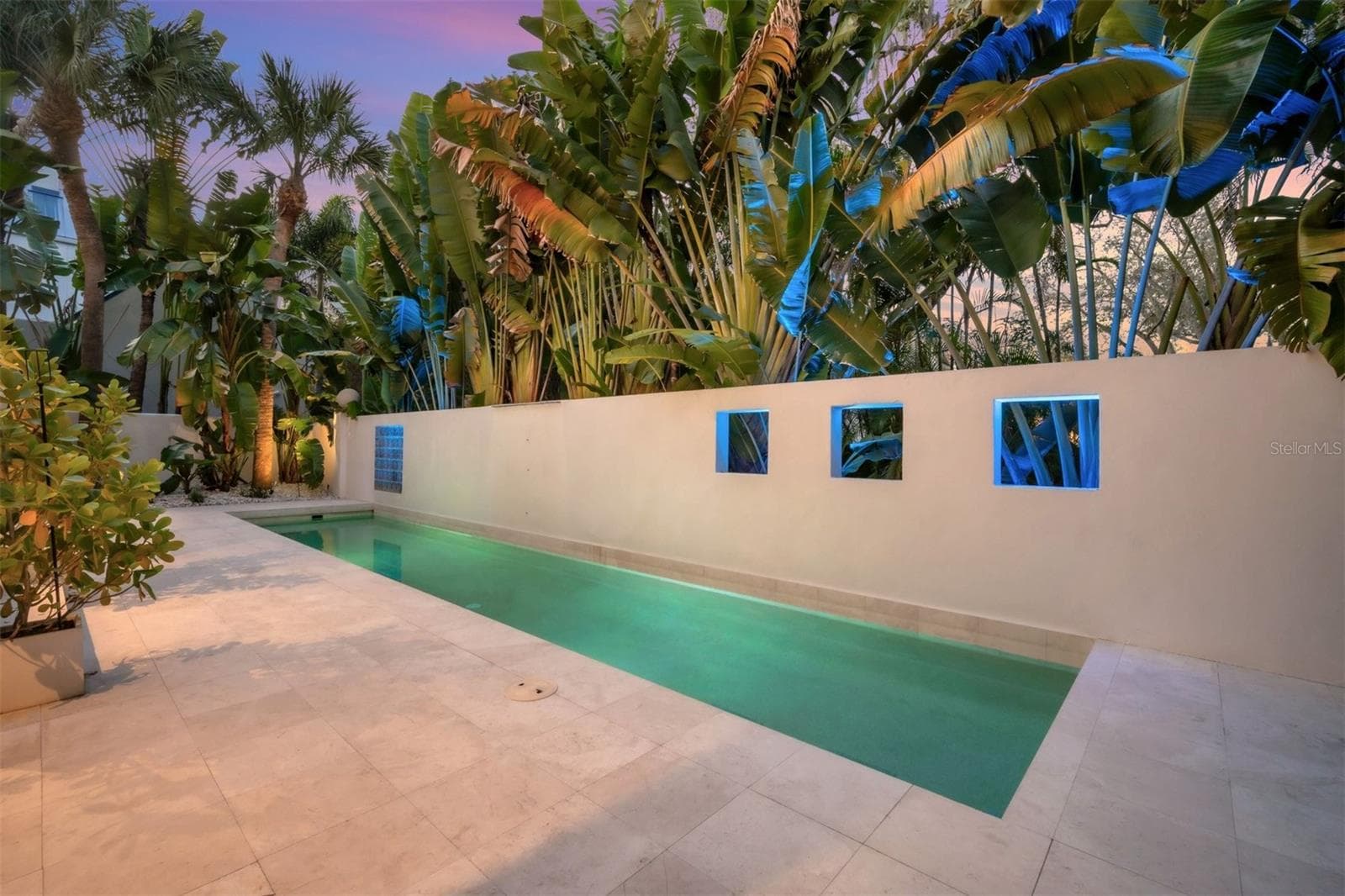 Perfect backdrop for evening entertaining - 2701 CHAMBRAY LN, TAMPA