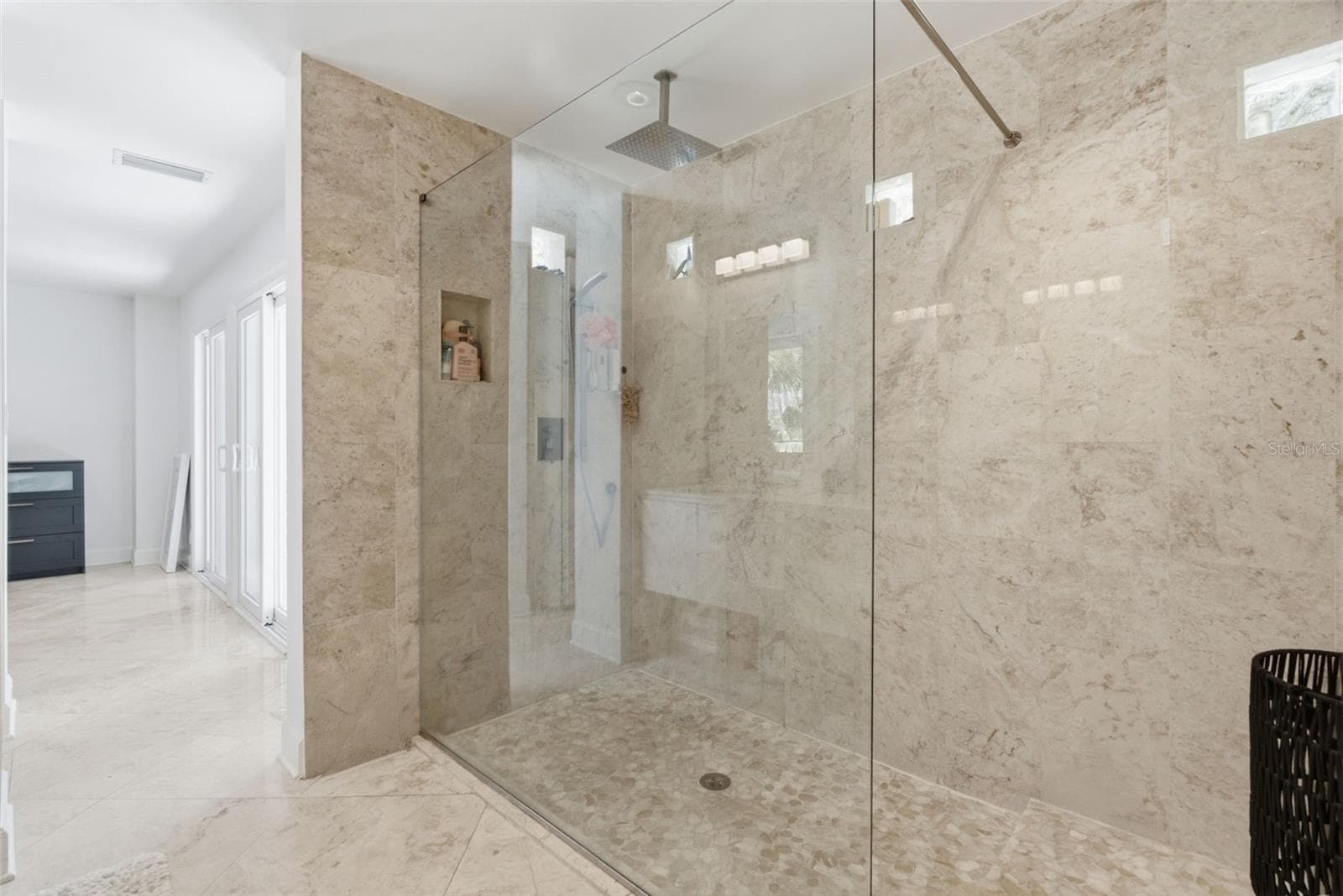 Step-in shower with multiple shower heads - 2701 CHAMBRAY LN, TAMPA